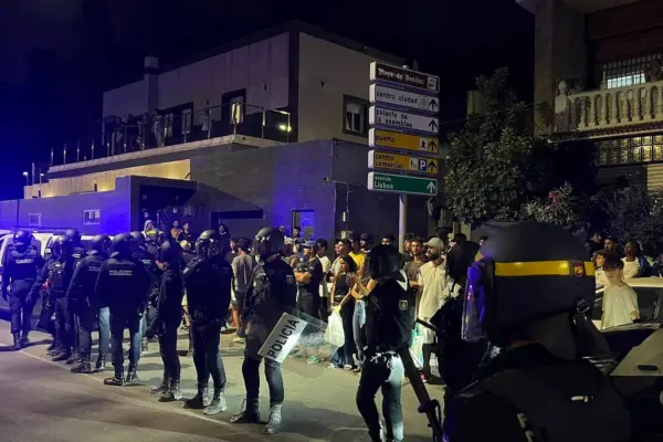 Ceuta's outcry against its &laquo;abandonment&raquo; in a march that ends with dissuasive police shots: &laquo;If they don't want to leave, we'll kick them out&raquo;