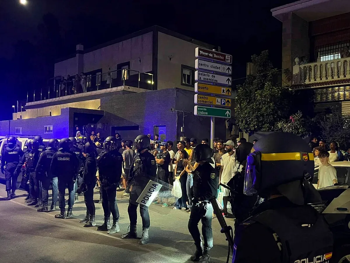 Ceuta's outcry against its &laquo;abandonment&raquo; in a march that ends with dissuasive police shots: &laquo;If they don't want to leave, we'll kick them out&raquo;