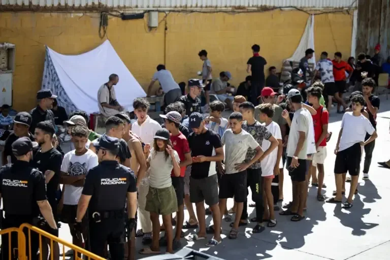 Food distribution in the El Tarajal industrial estate, where most unaccompanied minors are concentrated.