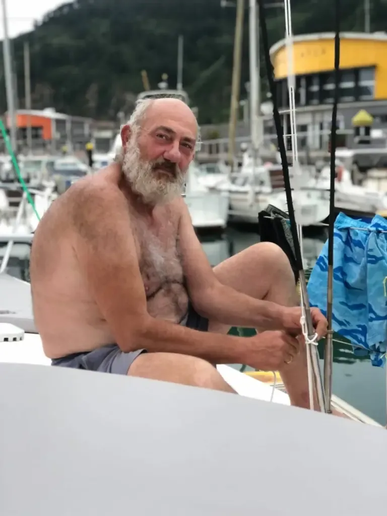 A Spanish businessman disappears after falling from his boat between Sicily and Greece: his wife drifted for three days and heard him shout "Menchu, turn off the engine!"