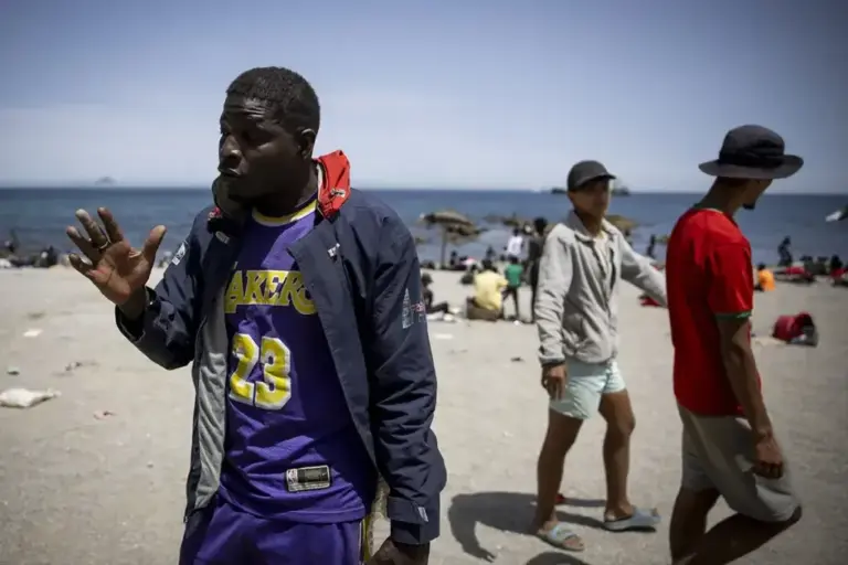 Mussa, from Mali, lost four friends crossing the border. Now he stays overnight on the Trampolín beach in Ceuta. He lost four friends on the journey