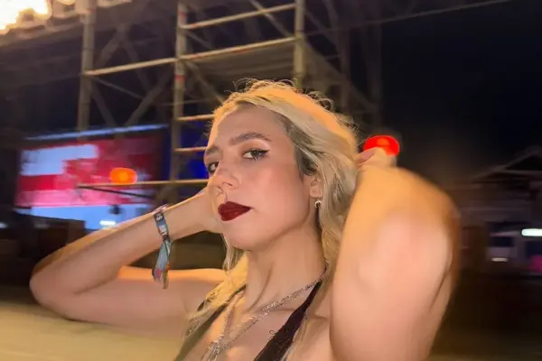 Alone or accompanied, the women who make festivals their way of life in summer