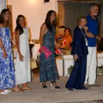 The Royal Family fulfills another tradition in Palma and goes out to dinner in Portixol: dress clash and an unexpected guest