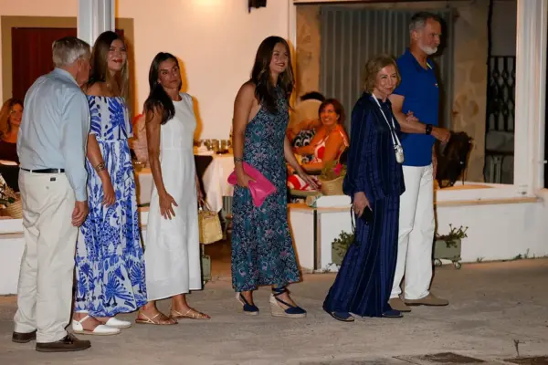 The Royal Family fulfills another tradition in Palma and goes out to dinner in Portixol: dress clash and an unexpected guest