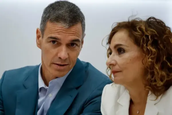 Sánchez tries to ridicule Page because he "innovates in every statement" and believes that Zapatero will demonstrate "the legality of the jewels"