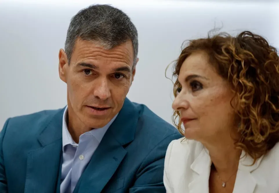 Sánchez tries to ridicule Page because he "innovates in every statement" and believes that Zapatero will demonstrate "the legality of the jewels"