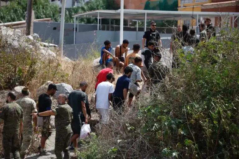The Legion stops and concentrates groups of immigrants in Ceuta to deport them: "I could lie to you, but we take them to the border"