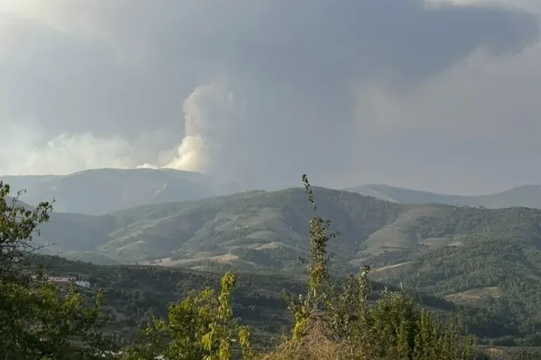 Guardiola acaba entre lágrimas durante su visita a la zona evacuada por el incendio de las Hurdes: los vecinos denuncia el "abandono" de los alcaldes