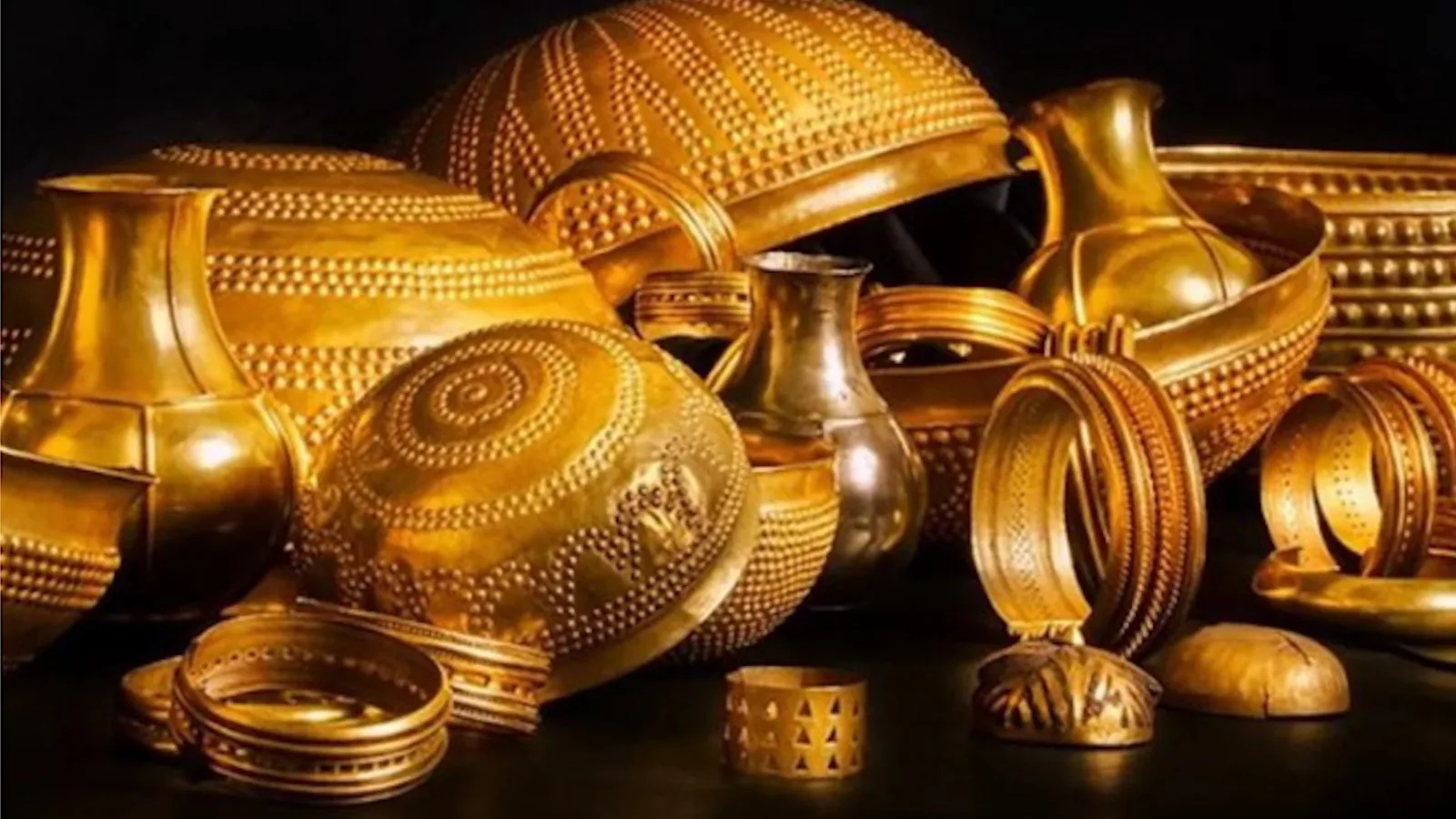 Three hooded men steal the Treasure of Villena in four minutes, one of the most valuable collections from the Bronze Age in Europe