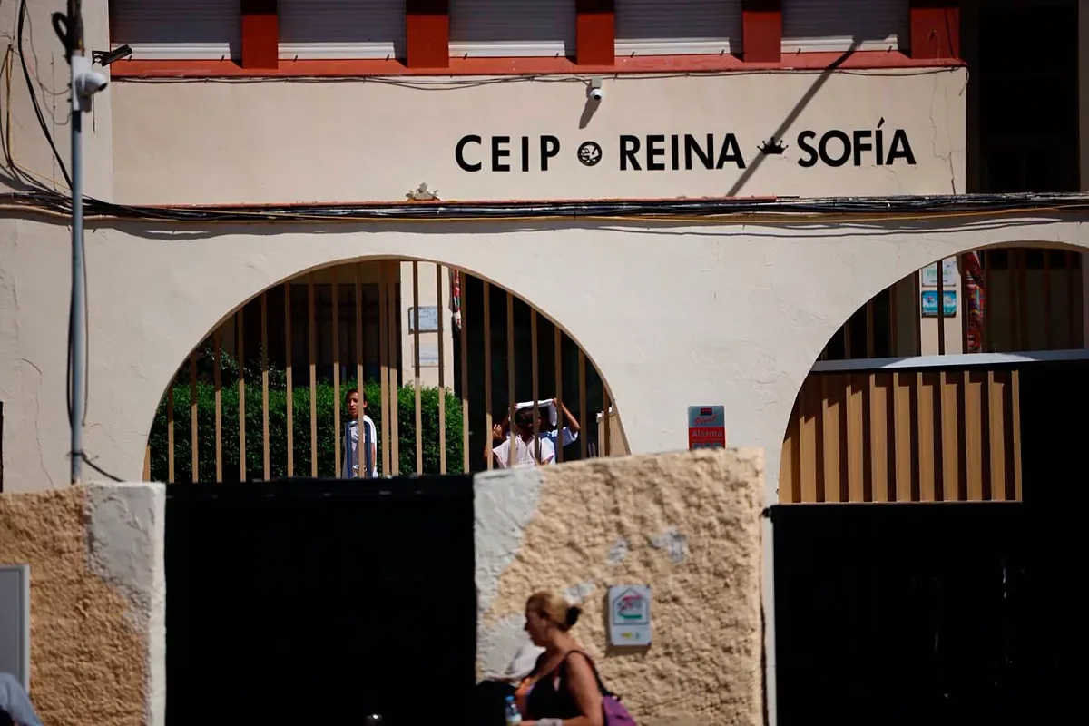 The Government enables a school in Ceuta to accommodate 100 girls while more than 5,000 minors wait for shelter in the Príncipe neighborhood