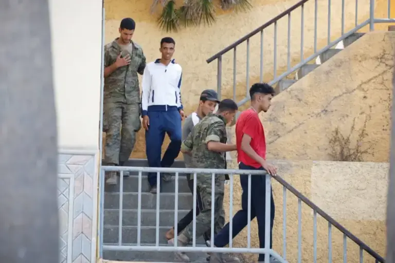 The Legion stops and concentrates groups of immigrants in Ceuta to deport them: "I could lie to you, but we take them to the border"