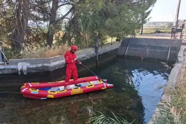 Firefighters find an unidentified body in an irrigation ditch in Torrefarrera (Lleida)