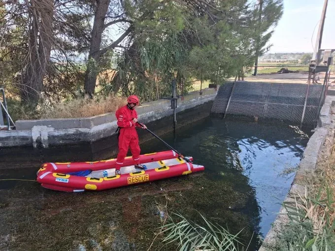 Firefighters find an unidentified body in an irrigation ditch in Torrefarrera (Lleida)