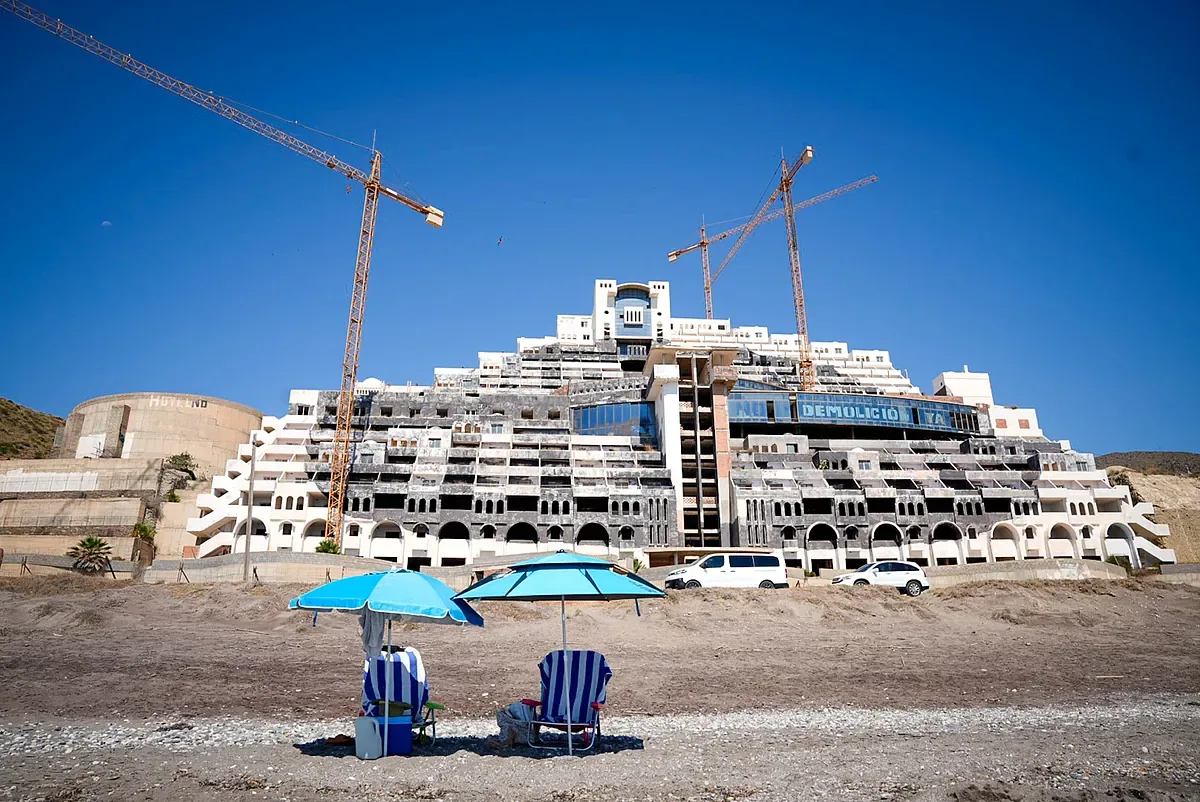 How to demolish 42,000 square meters of concrete from the Algarrobico after 20 years of construction halt