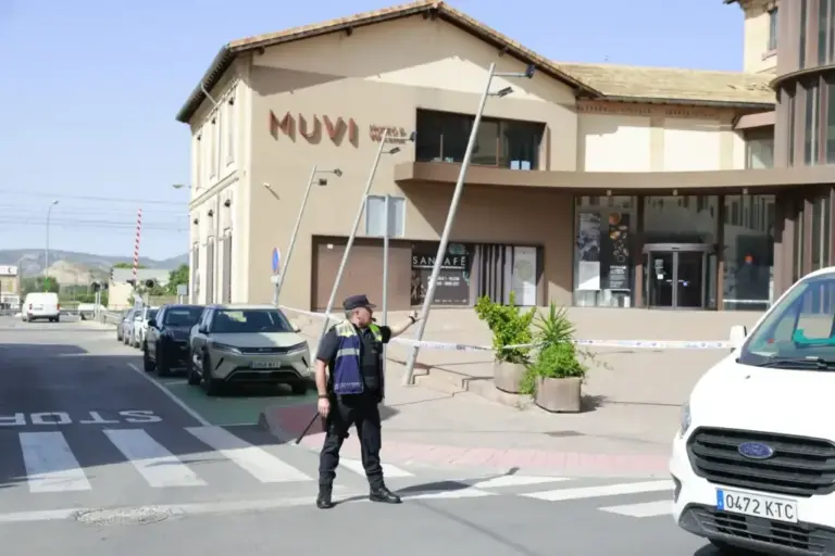 The police cordon off the Muvi of Villena.