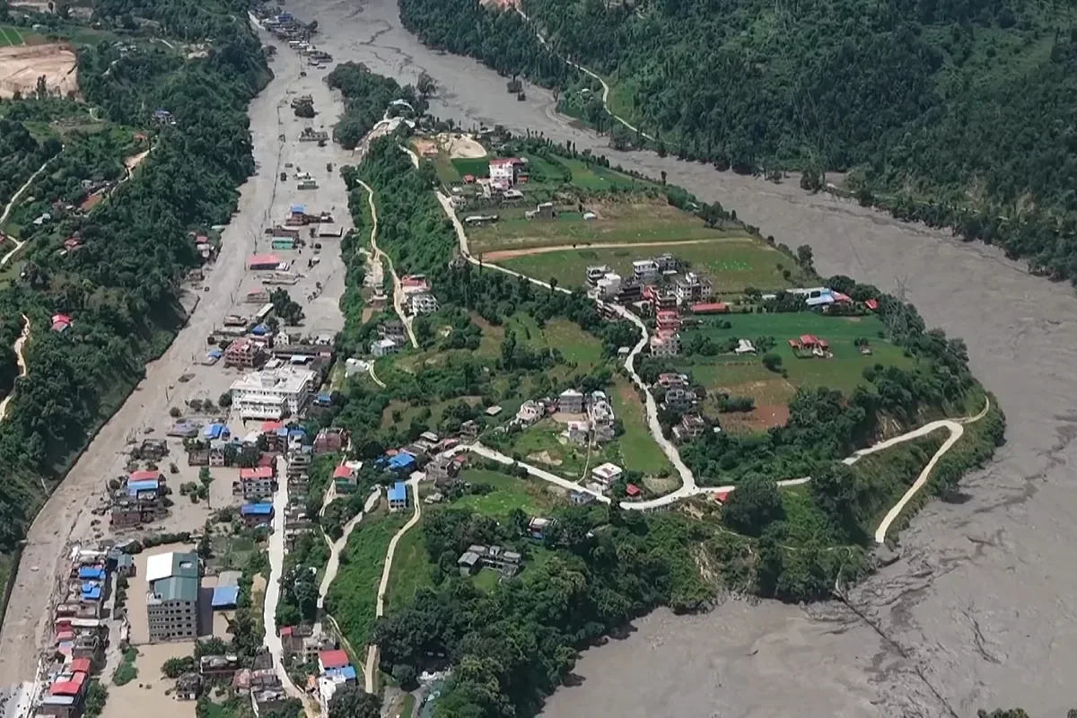 One of the three Spaniards missing in Nepal is found alive as the disaster death toll surpasses 580