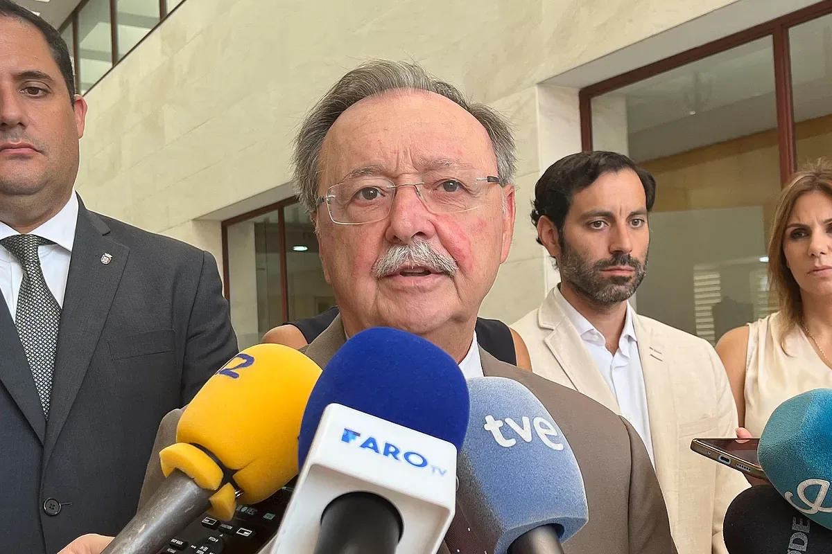 The president of Ceuta calls for the creation of a "space" where up to 11,000 migrants who may remain in the city can be "kept confined"