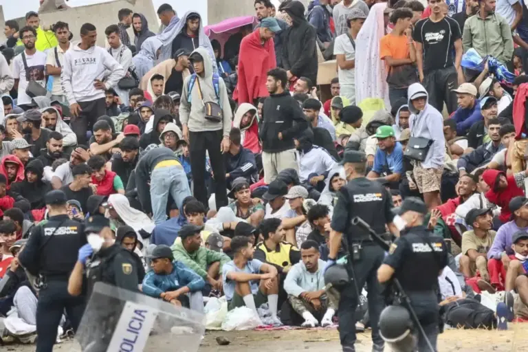 Police monitor immigrants who continue living near Trampolín beach in Ceuta this Friday.