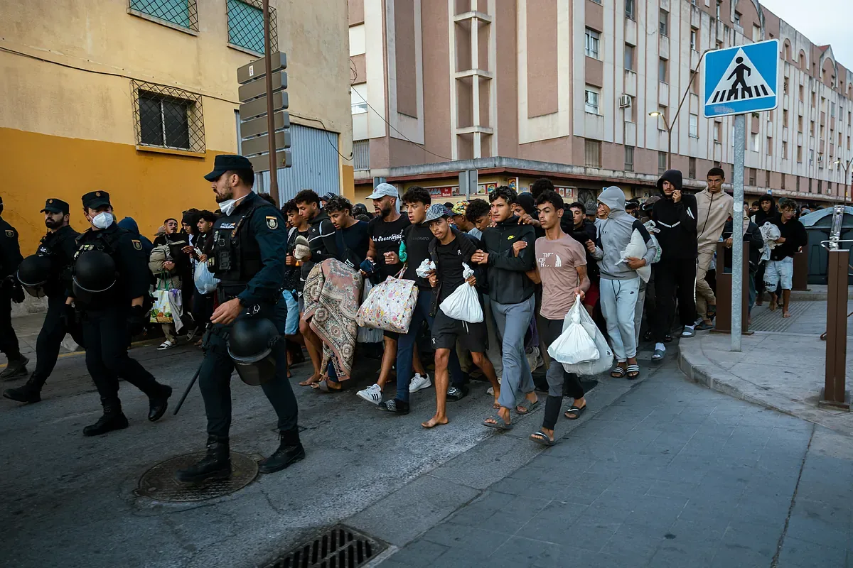 The police transfer hundreds of migrants from Ceuta to a newly equipped facility