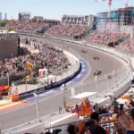 A hoarse cheer thundered at the La Monumental curve among fans, beer, and VIP suckling pig: "The cars pass very close"