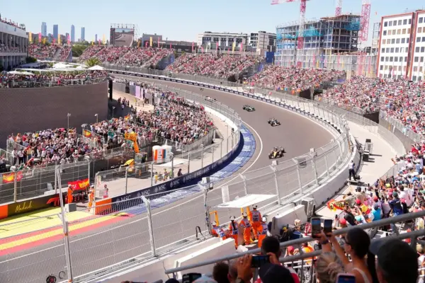 A hoarse cheer thundered at the La Monumental curve among fans, beer, and VIP suckling pig: "The cars pass very close"