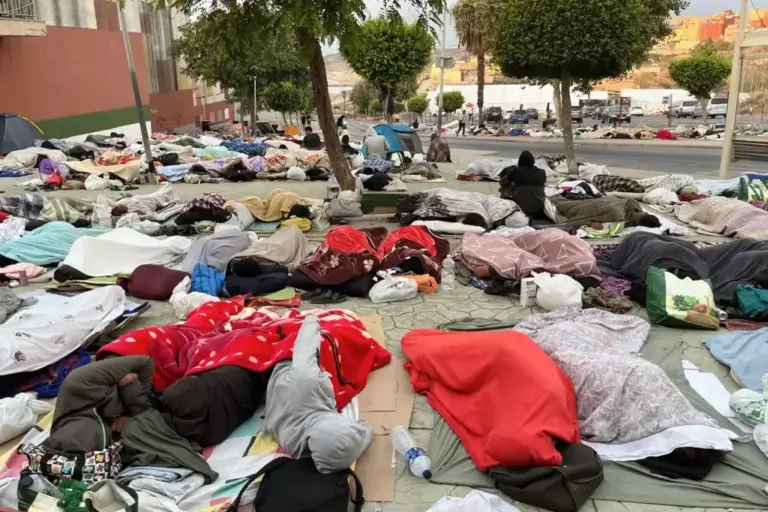 Dozens of people sleep outdoors in Loma Colmenar (Ceuta).
