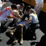 Ayuso and Almeida star in one of the day's images in Madring by attending to a guest who had fainted