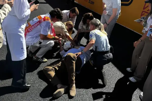 Ayuso and Almeida star in one of the day's images in Madring by attending to a guest who had fainted