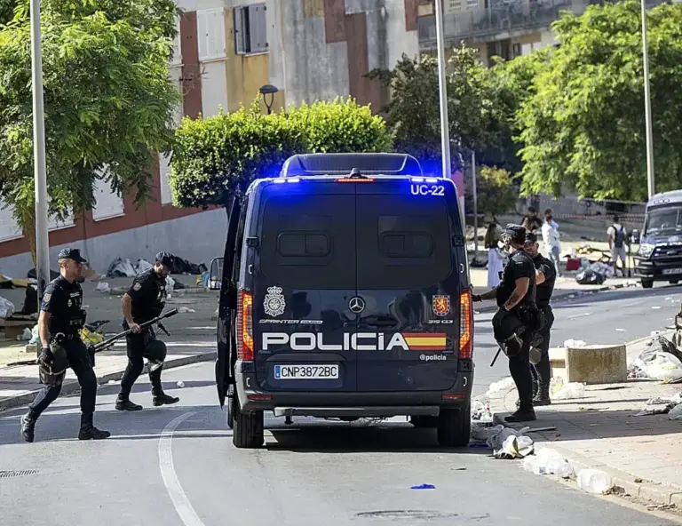 Agentes de la Policía Nacional vigilan la zona de Loma Colmenar.