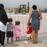 "Si something happens to my daughter, I will defend myself": The neighbors of Ceuta rise up against the settlement for immigrants being built in front of a daycare center