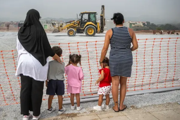 "Si something happens to my daughter, I will defend myself": The neighbors of Ceuta rise up against the settlement for immigrants being built in front of a daycare center