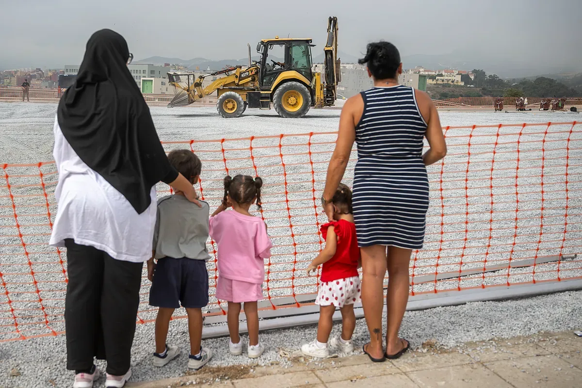 "Si something happens to my daughter, I will defend myself": The neighbors of Ceuta rise up against the settlement for immigrants being built in front of a daycare center
