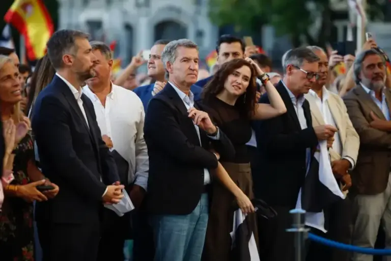 Alberto Núñez Feijóo and Isabel Díaz Ayuso, at the Cibeles demonstration.