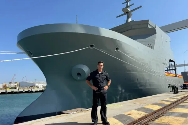 The 'Poseidón' is already in the water: the Navy's "vanguard" with a robot that descends to 6,000 meters and space for the NATO minisubmarine