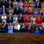 Robles steps away from the ovation to Sánchez: sitting with her standing colleagues and timid applause after the president's speech