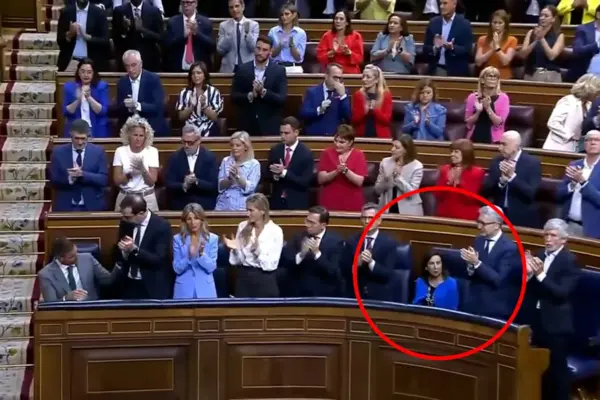 Robles steps away from the ovation to Sánchez: sitting with her standing colleagues and timid applause after the president's speech