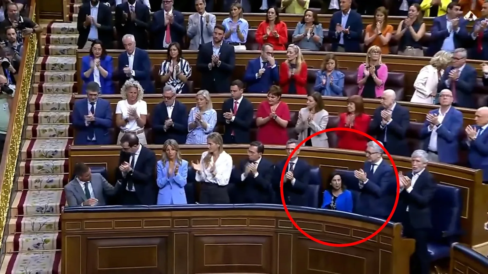 Robles steps away from the ovation to Sánchez: sitting with her standing colleagues and timid applause after the president's speech