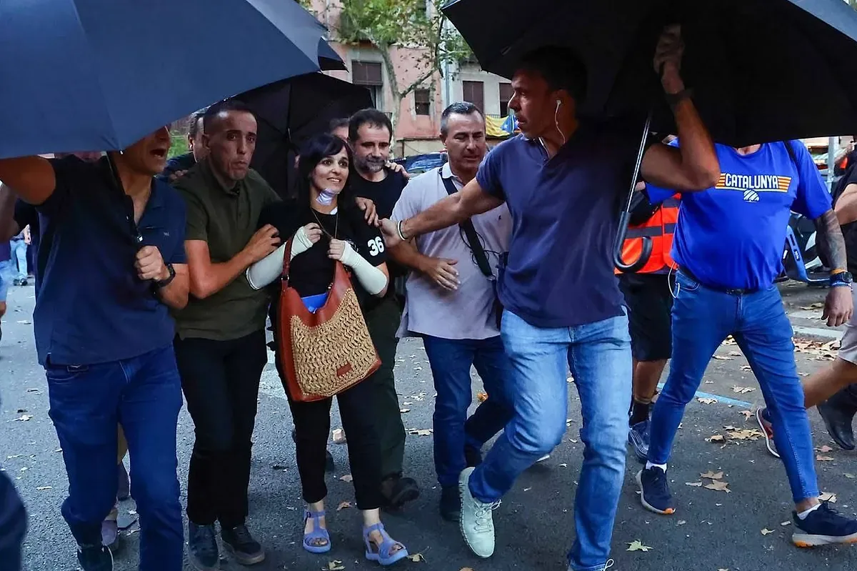 Tension between independence groups at Sílvia Orriols' event prior to the Diada: "We have come to save Catalonia"