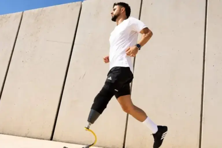 Shalev Biton en el cartel de la polémica de Adidas.