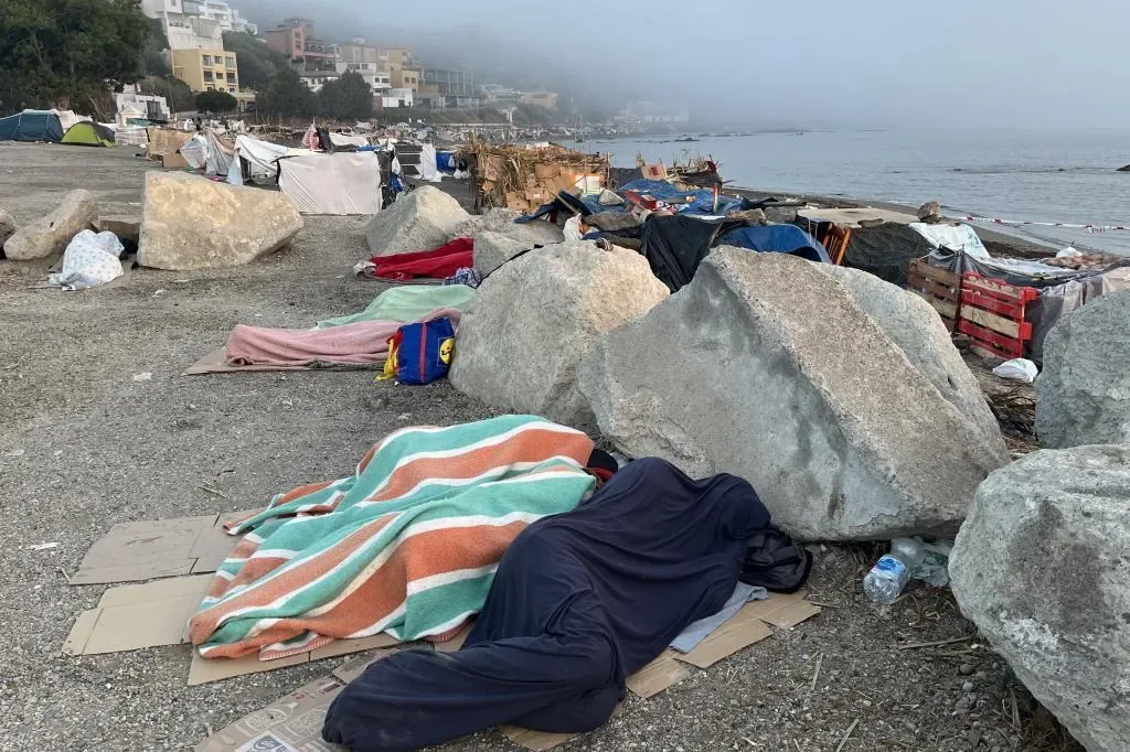 Two Moroccans arrested for assaulting civil guards on Trampolín beach, in Ceuta