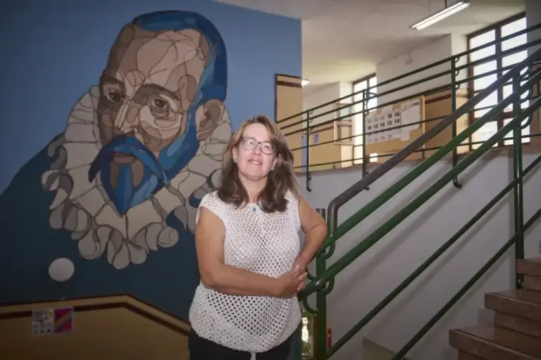 La directora Encarnación Mainez, en la escalera del IES Cervantes de Madrid.