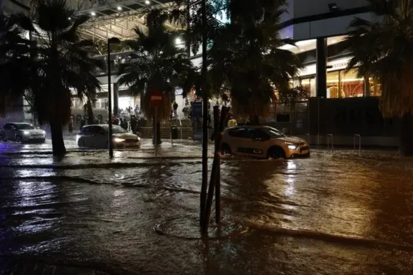 Torrential rains affect the Valencian Community, Catalonia, and Almería with floods, canceled flights, traffic cuts, and the sending of Es-Alert
