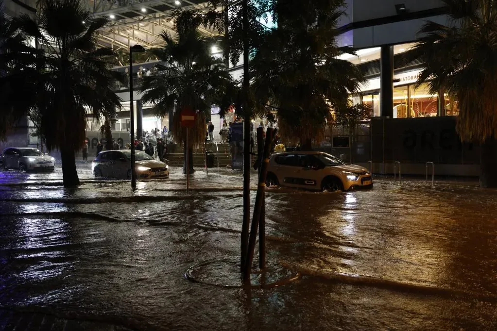 Torrential rains affect the Valencian Community, Catalonia, and Almería with floods, canceled flights, traffic cuts, and the sending of Es-Alert