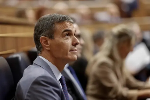 Sánchez fuels suspicions about Rabat's blackmail in seven appearances without information