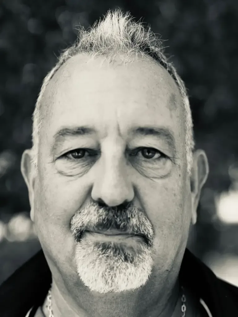Retired commissioner Luis Mayandía (Madrid, 1961), in the opening image, poses in front of an Islamic cultural center in Madrid. He has been in all the hot countries and knows in detail the chain of irregular immigration. At his farewell, there was a spectacular concentration of power. And when he appears before his former subordinates, they still receive him like a rock star returning to where he took his first steps.