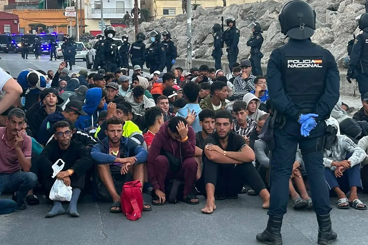 Transfer of migrants in Ceuta, latest news | The Security Forces charge to contain immigrants on the beaches after attempts to reach the Port of Ceuta en masse