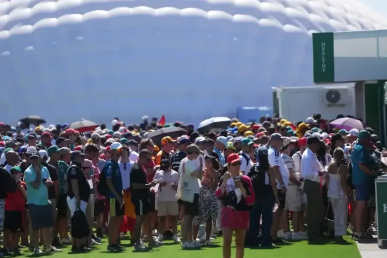 Decenas de espectadores, en fila para entrar a las gradas en la zona de La Monumental.