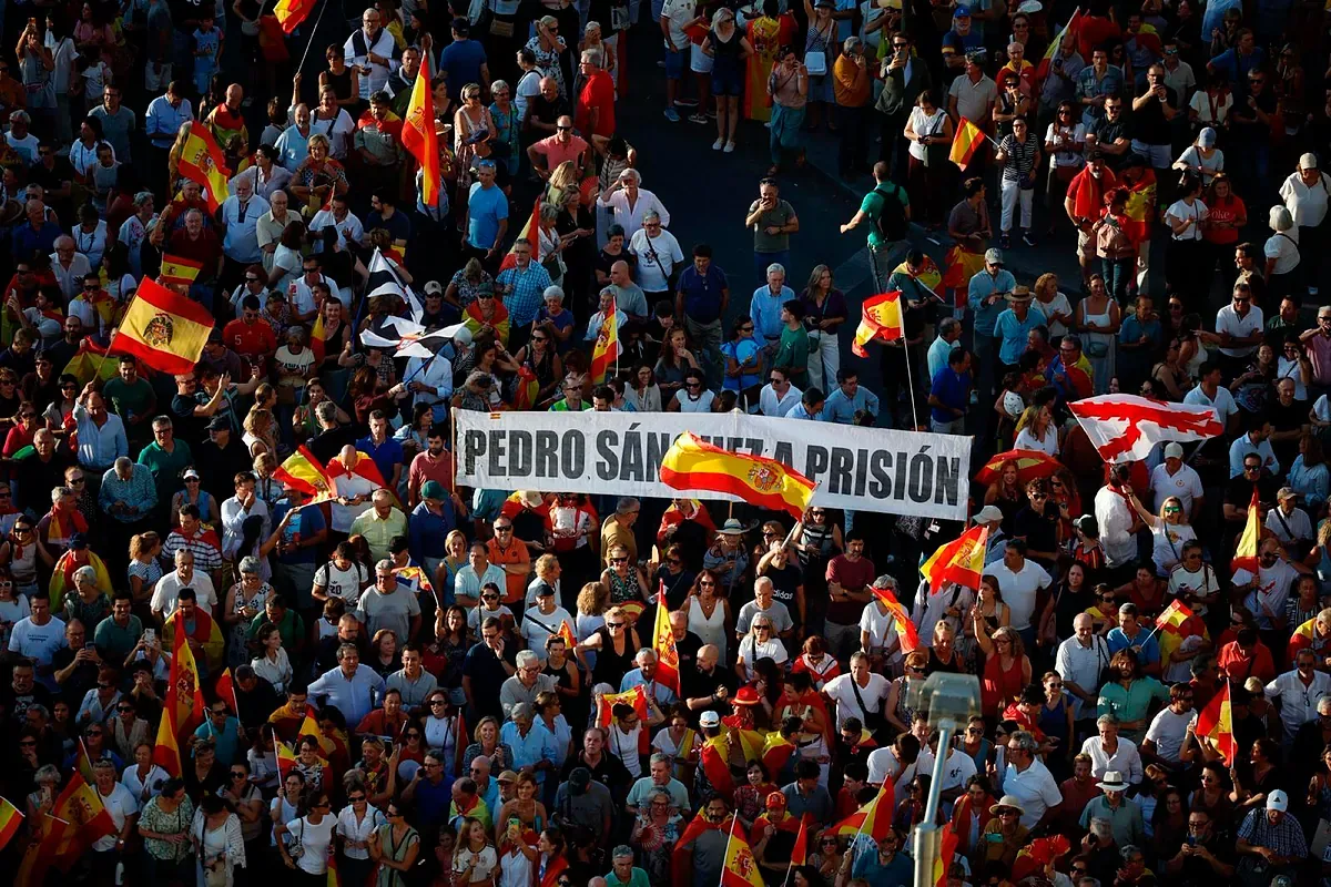 Cibeles, packed in the demonstration for Ceuta, cries out for Sánchez's resignation: "He is anti-Spanish, a sellout... he cannot continue being president"