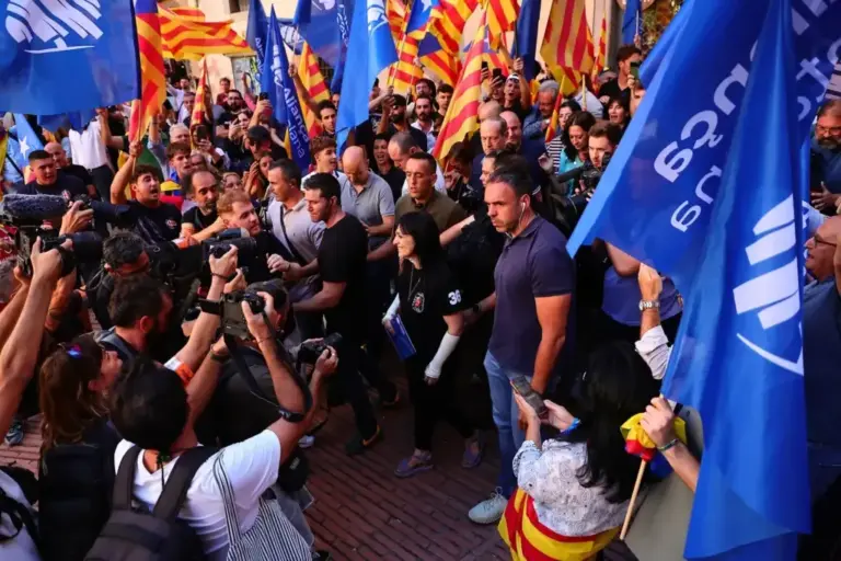 Sílvia Orriols, at the Fossar de les Moreres, alongside supporters of Aliança Catalana.