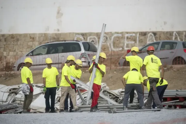 Workers setting up tents in Los Rosales.